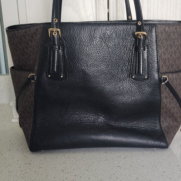 Michael Kors Voyager Bag - Picture 2 of 8